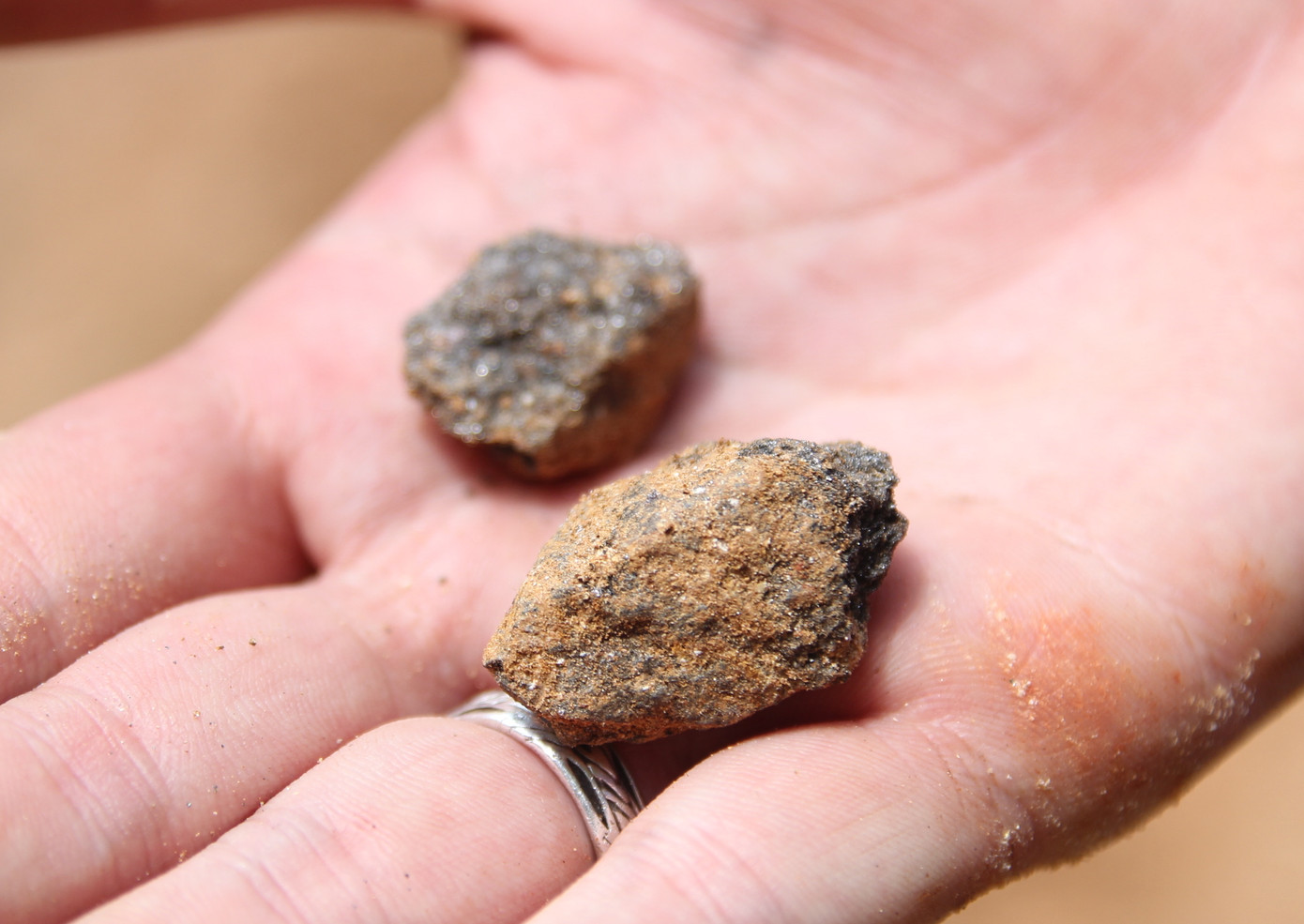 Những cục đá chứa vàng tại hiện trường