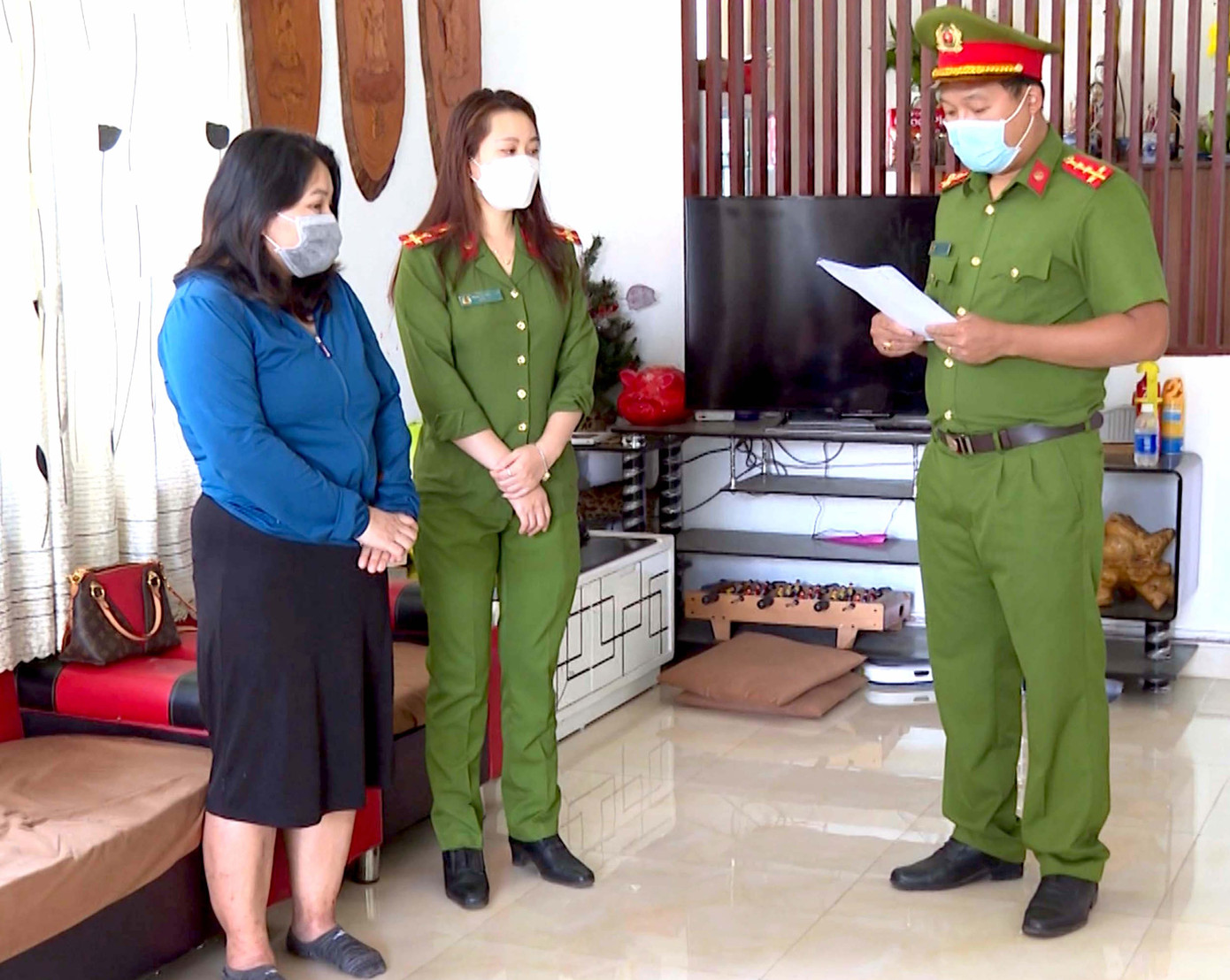 Cơ quan công an đọc lệnh bắt tạm giam đối tượng lừa đảo Lã Thị Vân Cơ quan công an đọc lệnh bắt tạm giam đối tượng lừa đảo Lã Thị Vân