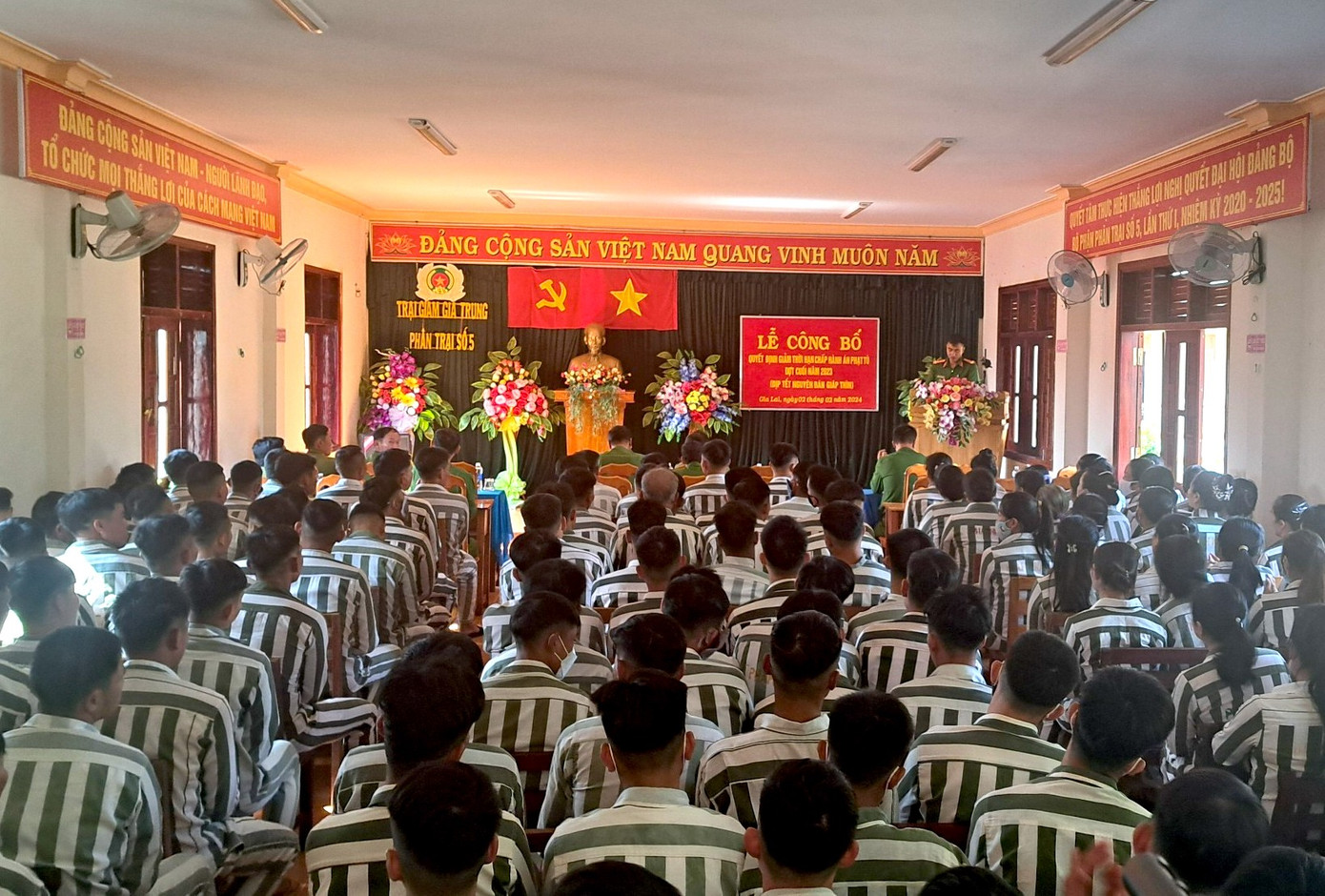 Lễ công bố giảm thời hạn chấp hành án phạt tù tại Trại giam Gia Trung Lễ công bố giảm thời hạn chấp hành án phạt tù tại Trại giam Gia Trung