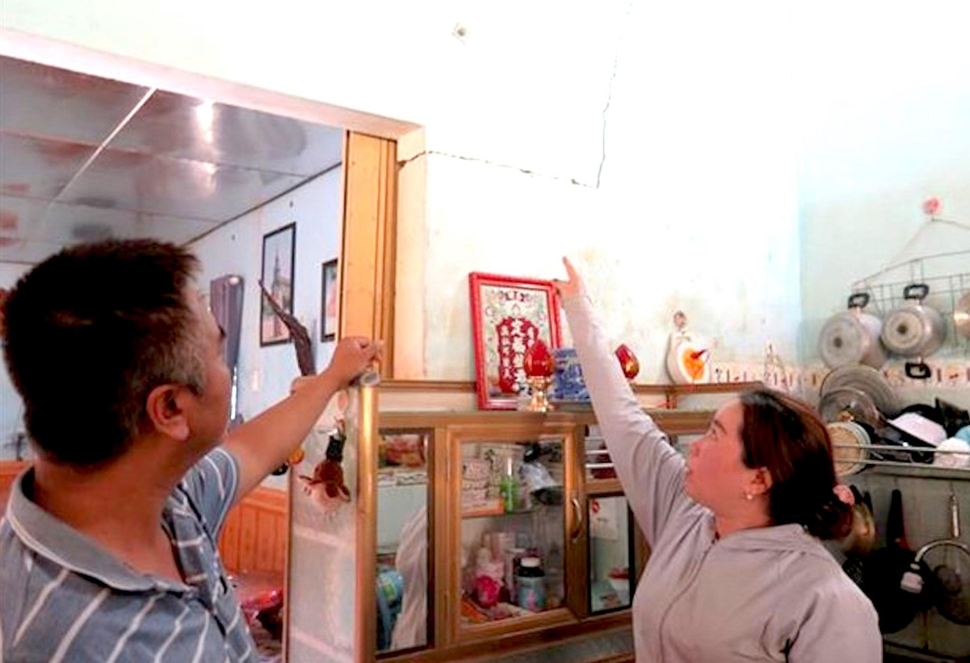 Nhà các hộ dân ở gần sông Đăk Psi bị thiệt hại do ảnh hưởng bởi thuỷ điện