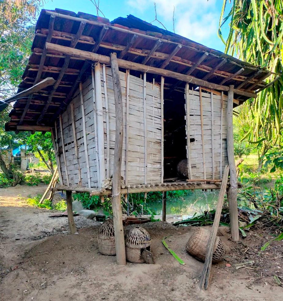 Chuồng gà được cán bộ xã đoàn làm miễn phí cho các em