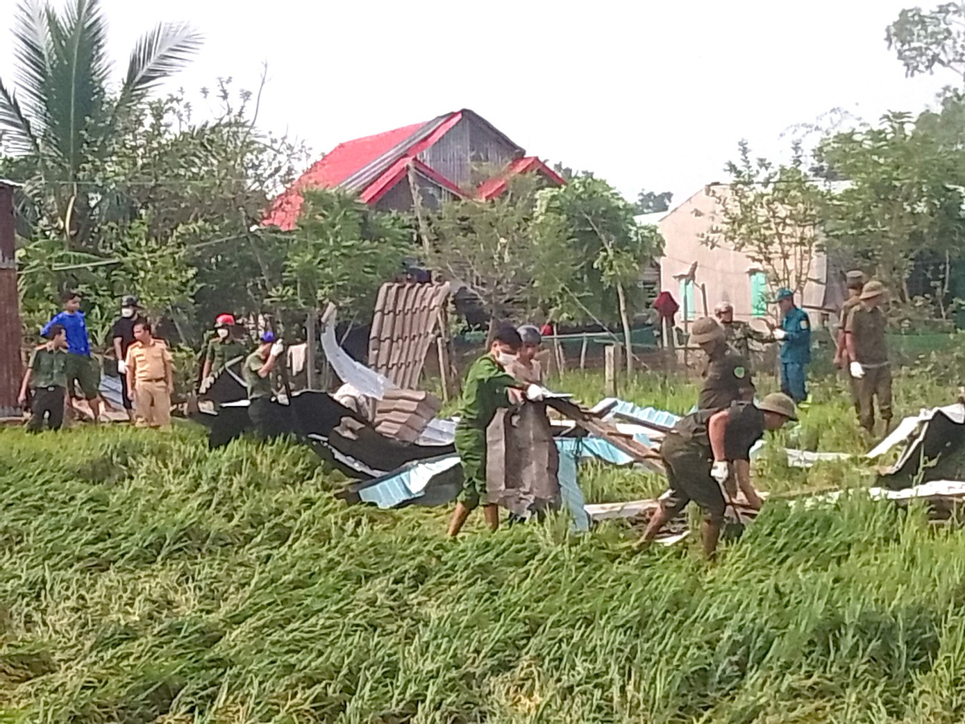 Lực lượng Công an huyện Phú Thiện dọn dẹp những mái tôn bị lốc xoáy cuốn. Lực lượng Công an huyện Phú Thiện dọn dẹp những mái tôn bị lốc xoáy cuốn.