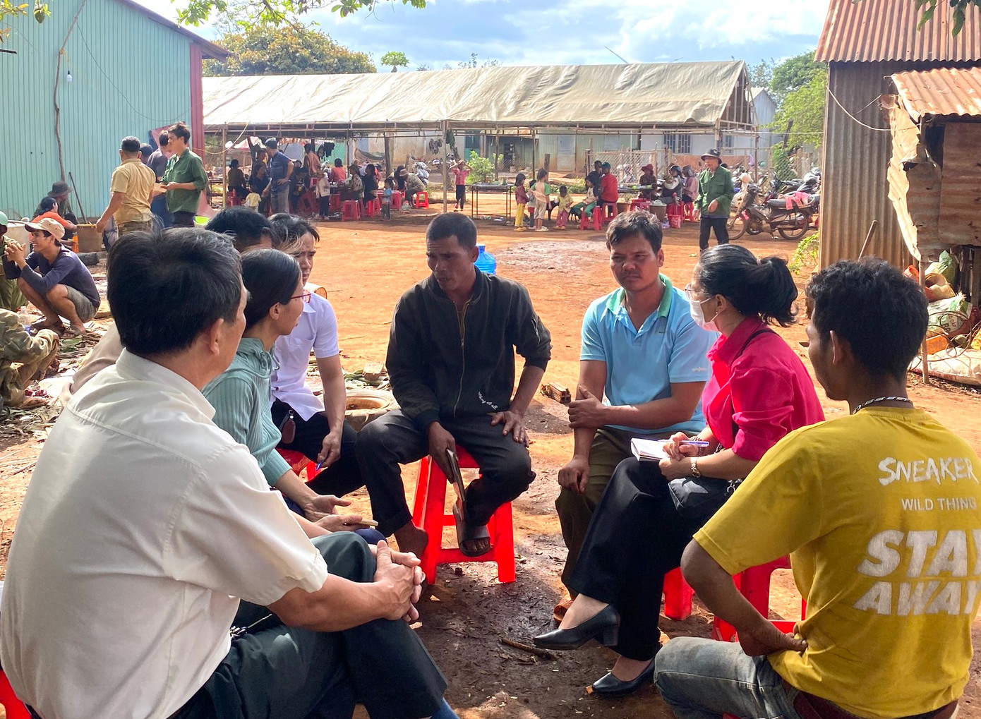 Người làng tới chia buồn với gia đình nạn nhân tử vong