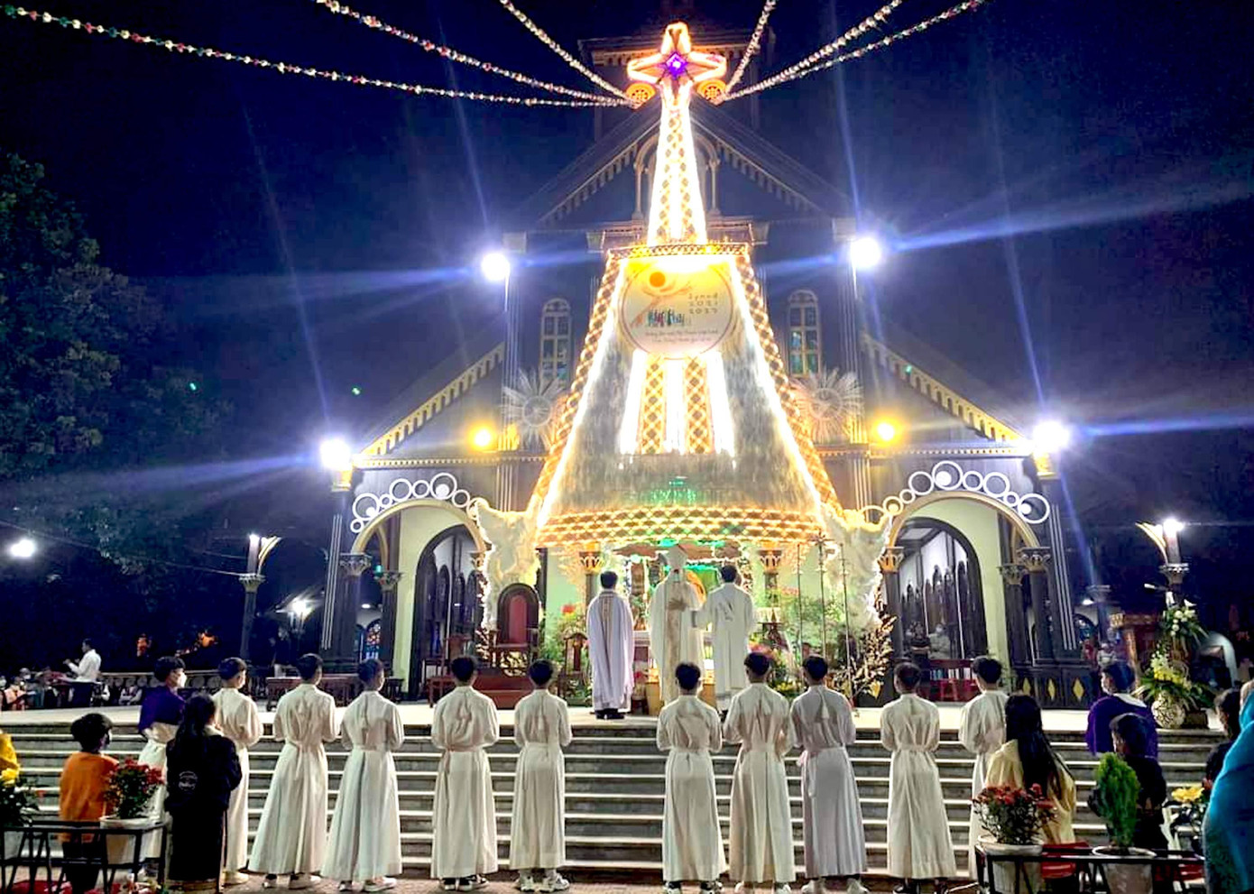 Đại lễ Giáng Sinh 24/12/2021 tại Nhà thờ Chính Toà Kon Tum do Đức Giám Mục Giáo Phận Aloisiô Nguyễn Hùng Vị chủ tế. Các em nhỏ người Ba Na ca hát, nhảy múa mừng lễ Giáng sinh an lành Lễ giáng sinh được tổ chức trang nghiêm dưới ánh đèn ấm áp