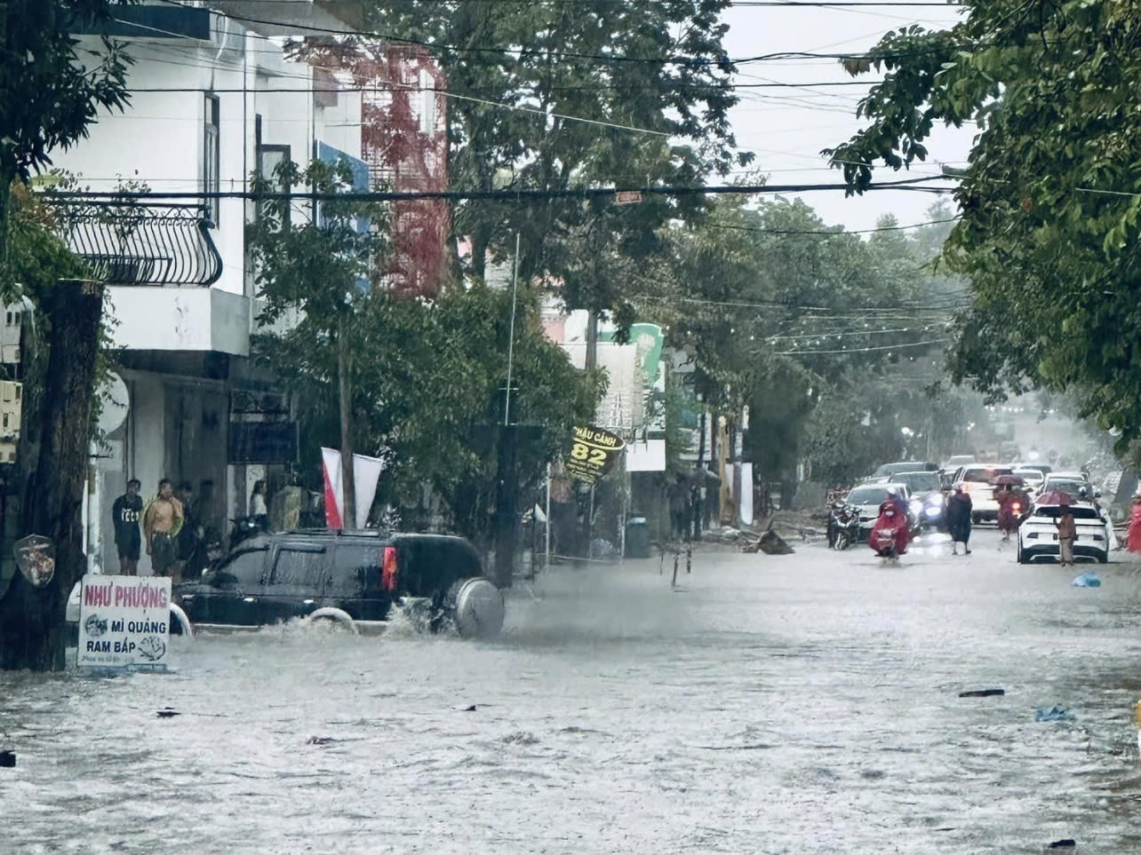 Các tuyến đường bị ngập nặng nhất là Bà Triệu, Phan Chu Trinh, Lý Tự Trọng, Ngô Quyền, Trần Hưng Đạo... Các phương tiện giao thông qua lại rất khó khăn. Các tuyến đường bị ngập nặng nhất là Bà Triệu, Phan Chu Trinh, Lý Tự Trọng, Ngô Quyền, Trần Hưng Đạo... Các phương tiện giao thông qua lại rất khó khăn.