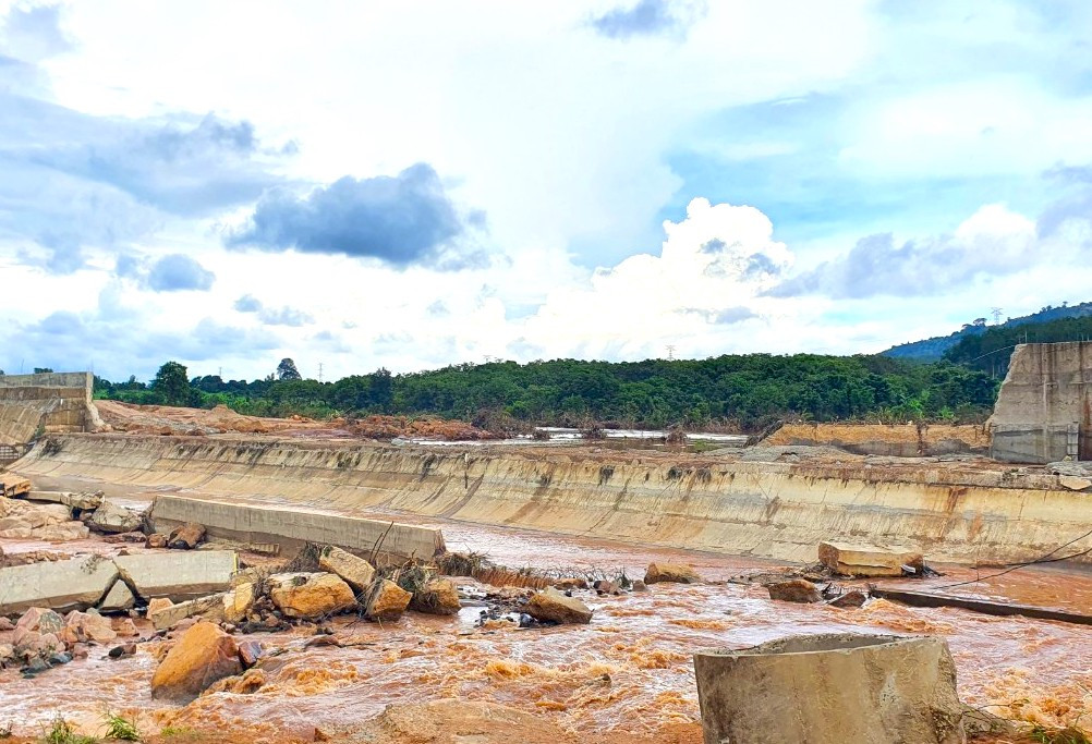 Đập dẫn nước công trình thủy điện Ia Glae 2 bị vỡ tan hoang Đập dẫn nước công trình thủy điện Ia Glae 2 bị vỡ tan hoang