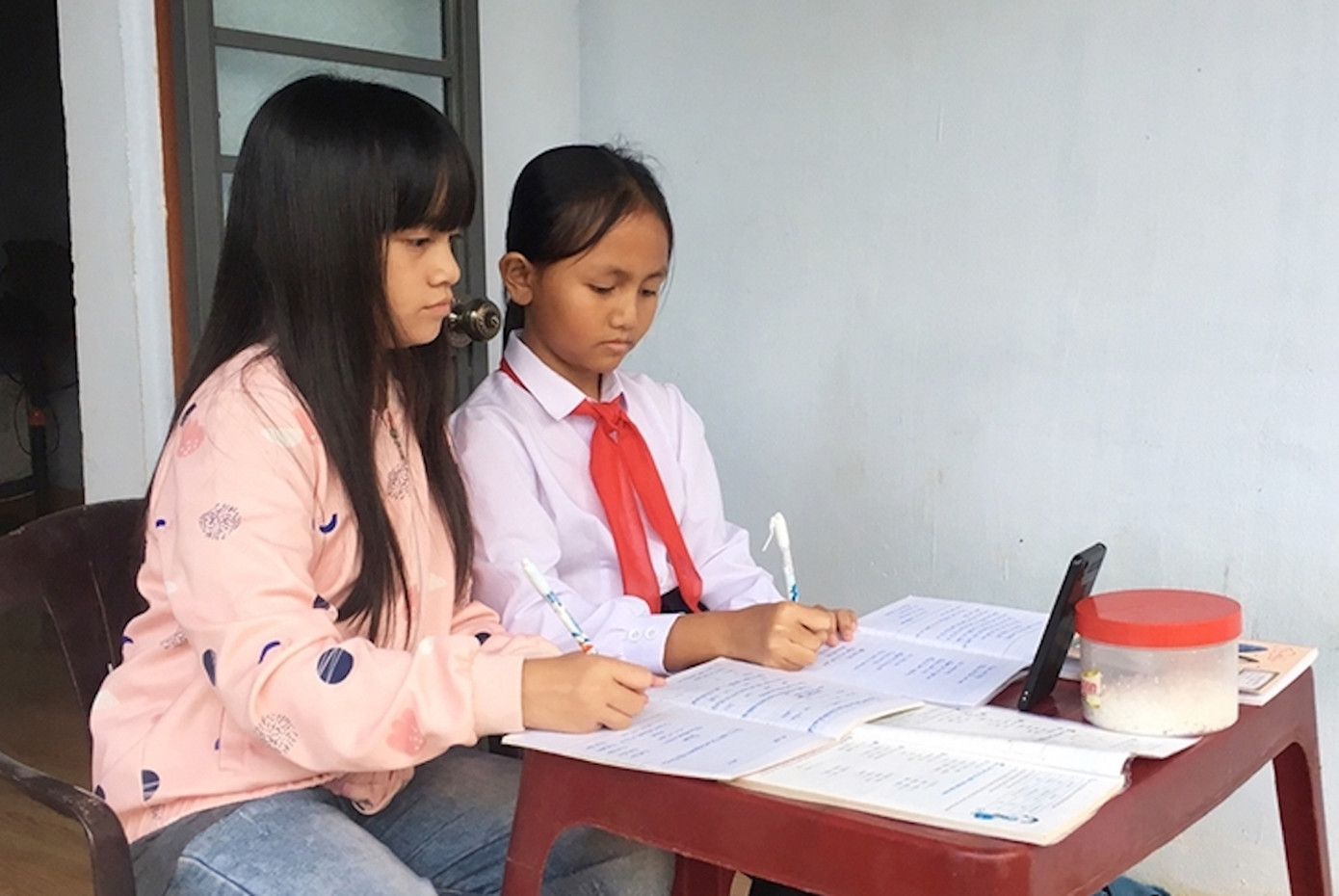 Các em học sinh miền núi ở Gia Lai cần tiếp cận công nghệ để học tập hiệu quả. Ảnh mang tính minh họa