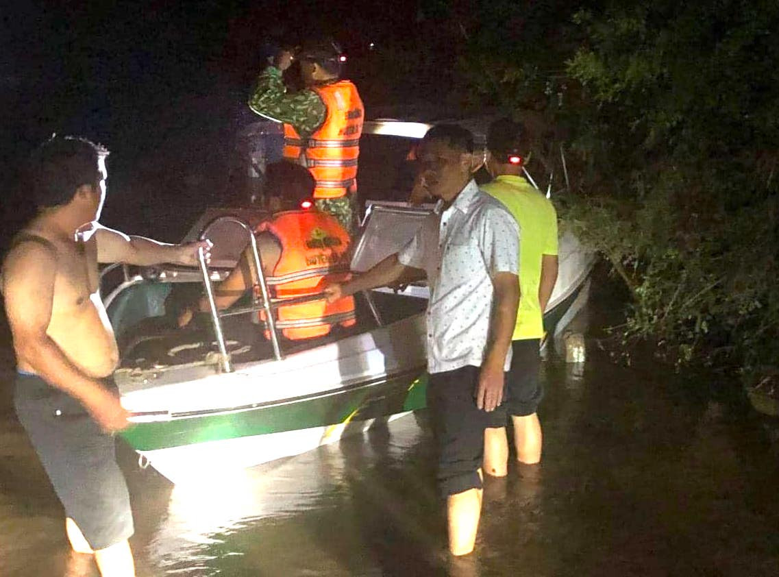 Sản phụ Phạm Thị Chính chuyển dạ khi trong thôn đang bị cô lập bởi dòng nước lũ Sản phụ Phạm Thị Chính chuyển dạ khi trong thôn đang bị cô lập bởi dòng nước lũ
