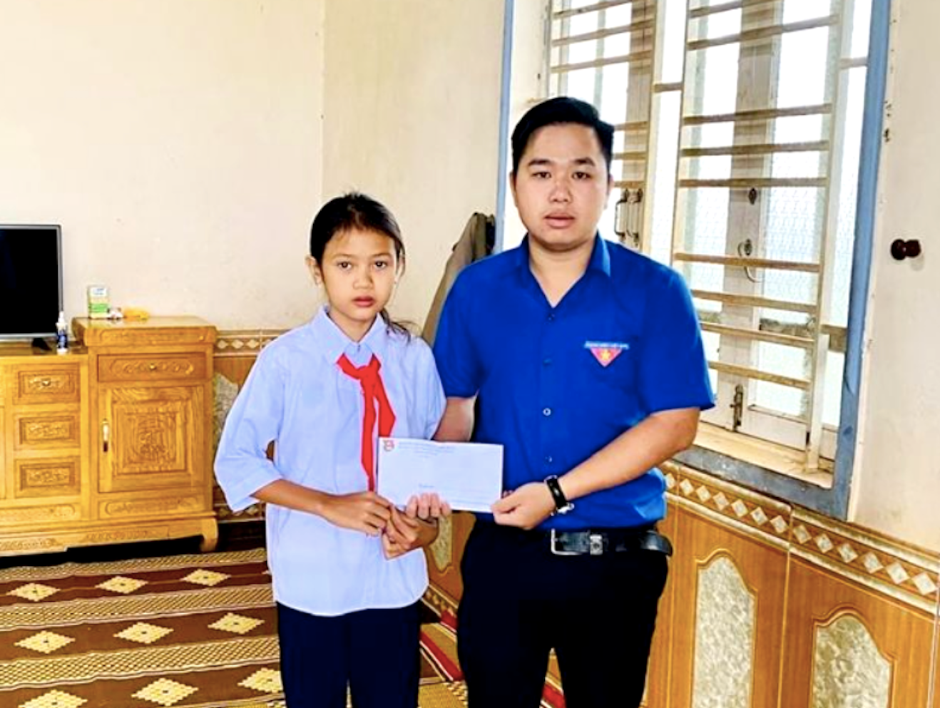 Cán bộ Huyện Đoàn Chư Păh tới thăm, chia sẻ mất mát với em Rơ Châm Ư và gia đình Cán bộ Huyện Đoàn Chư Păh tới thăm, chia sẻ mất mát với em Rơ Châm Ư và gia đình