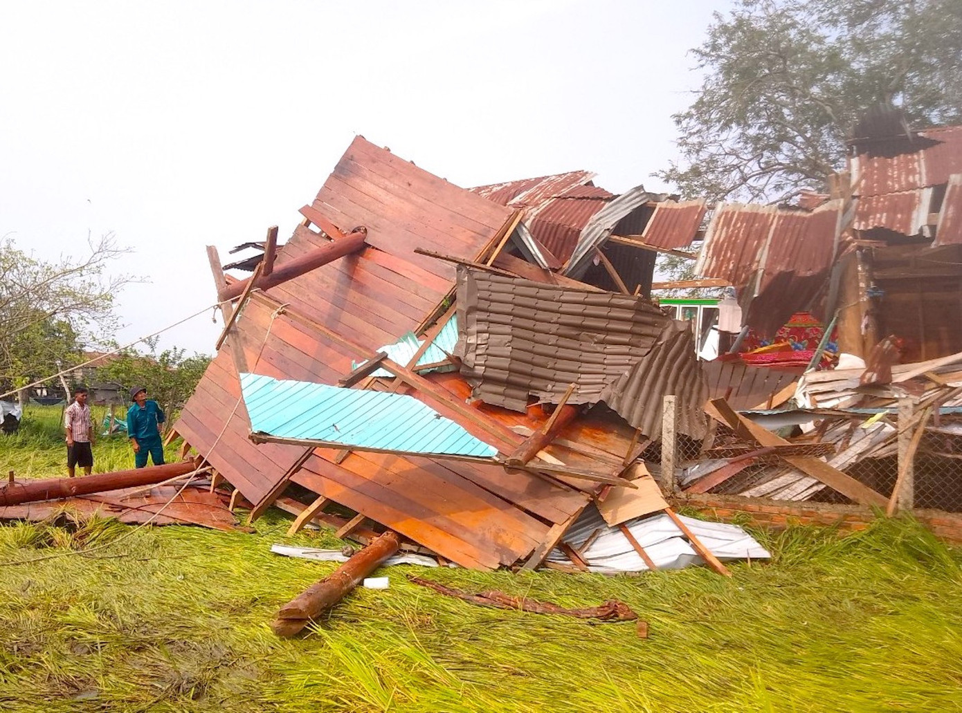 Một căn nhà sàn ở xã Ia Yeng, huyện Phú Thiện bị sập hoàn toàn. Một căn nhà sàn ở xã Ia Yeng, huyện Phú Thiện bị sập hoàn toàn.