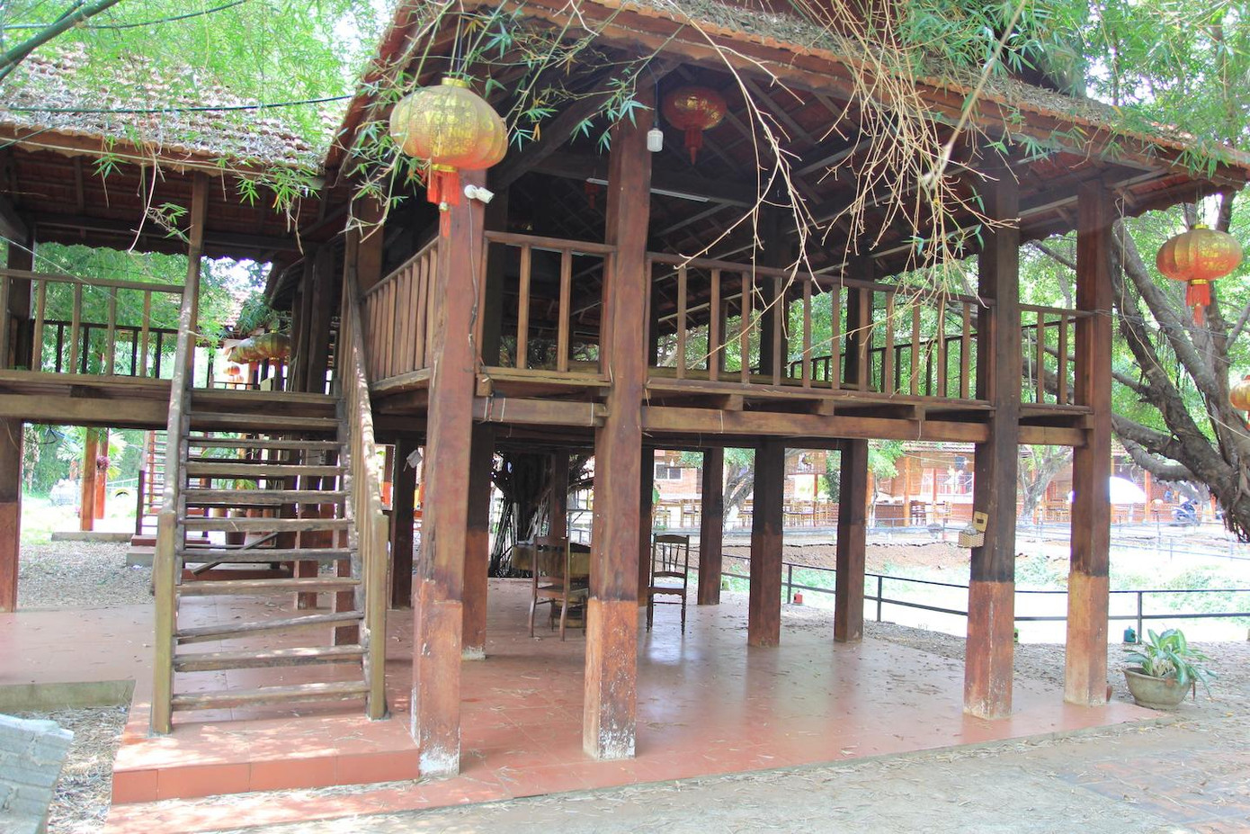 Địa điểm này được dựng hàng chục chòi bằng gỗ, bê tông, có thể ngủ lại qua đêm. Nơi đây tách biệt với khu dân cư, rộng khoảng 2ha.