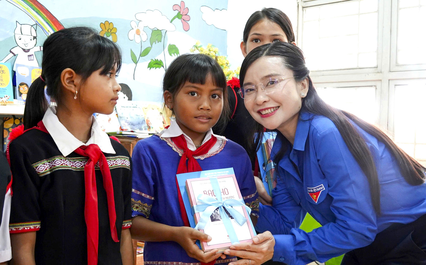 Những quyển sách ý nghĩa được chị Nguyễn Phạm Duy Trang tặng cho các em nhỏ người dân tộc thiểu số Những quyển sách ý nghĩa được chị Nguyễn Phạm Duy Trang tặng cho các em nhỏ người dân tộc thiểu số