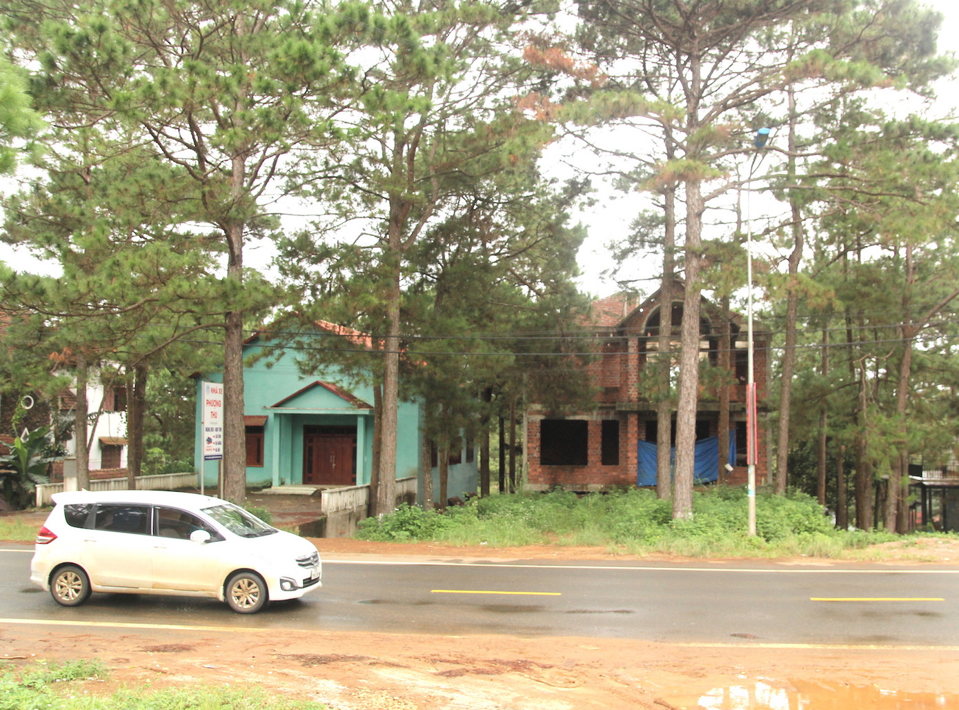 Những căn biệt thự để hoang ở Măng Đen Những căn biệt thự để hoang ở Măng Đen