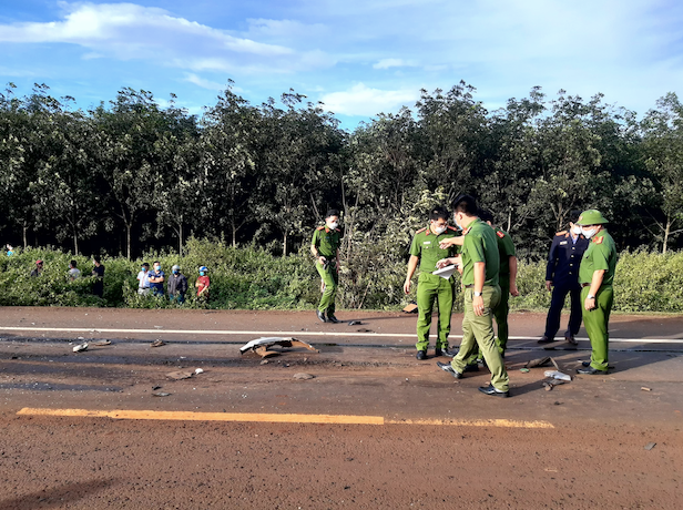 Lực lượng chức năng khám nghiệm hiện trường.