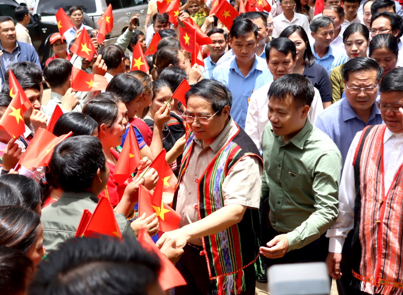 Người dân, học sinh xã Măng Ri đón Thủ tướng tới thăm