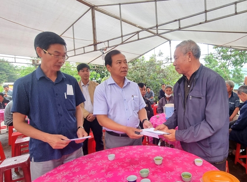 Giám đốc Sở GTVT tỉnh Gia Lai Đoàn Hữu Dũng (giữa) đến thăm, chia sẻ những mất mát với gia đình nạn nhân Giám đốc Sở GTVT tỉnh Gia Lai Đoàn Hữu Dũng (giữa) đến thăm, chia sẻ những mất mát với gia đình nạn nhân