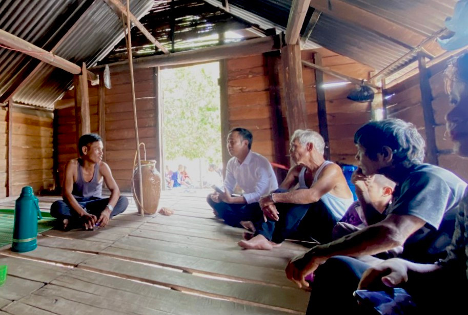 Cán bộ xã tới động viên, chia buồn cùng gia đình nạn nhân. Cán bộ xã tới động viên, chia buồn cùng gia đình nạn nhân.