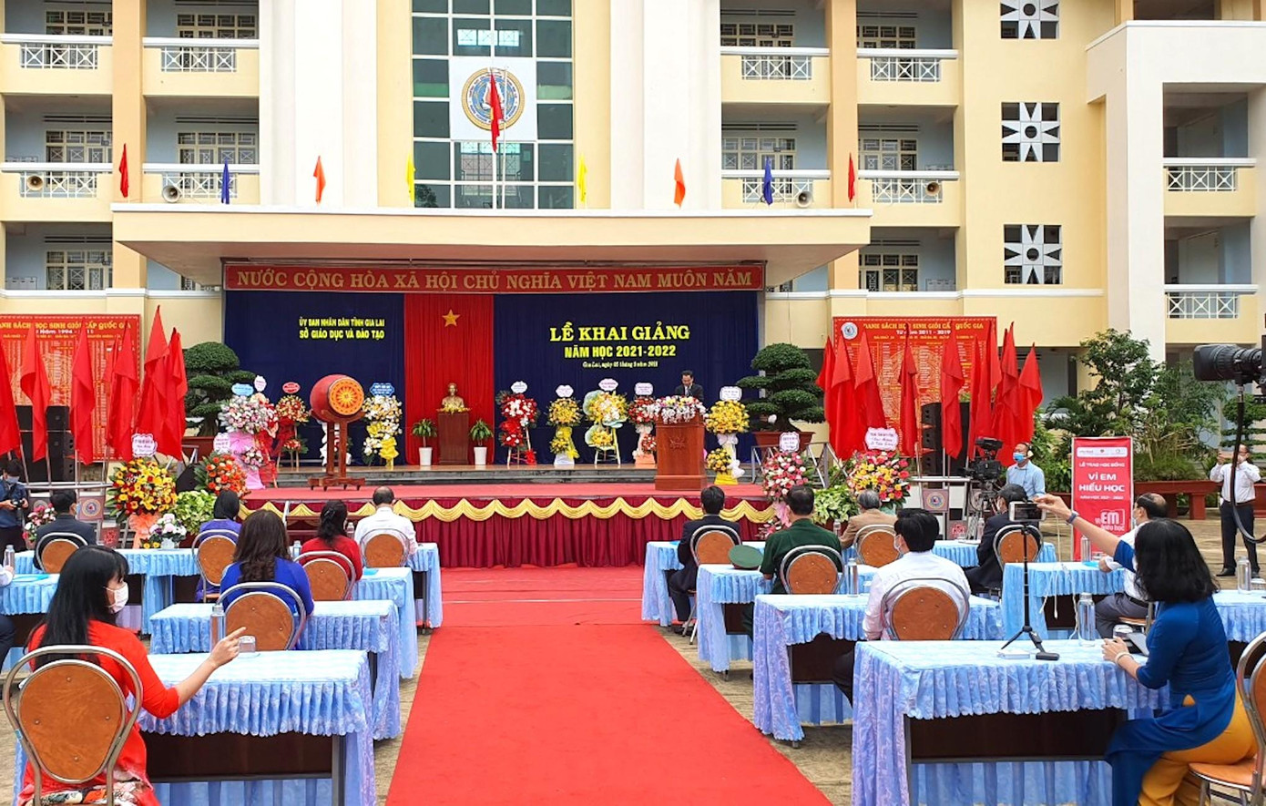 Lễ khai giảng năm nay ở Gia lai được tổ chức tại Trường THPT chuyên Hùng Vương, TP. Pleiku Lễ khai giảng năm nay ở Gia lai được tổ chức tại Trường THPT chuyên Hùng Vương, TP. Pleiku