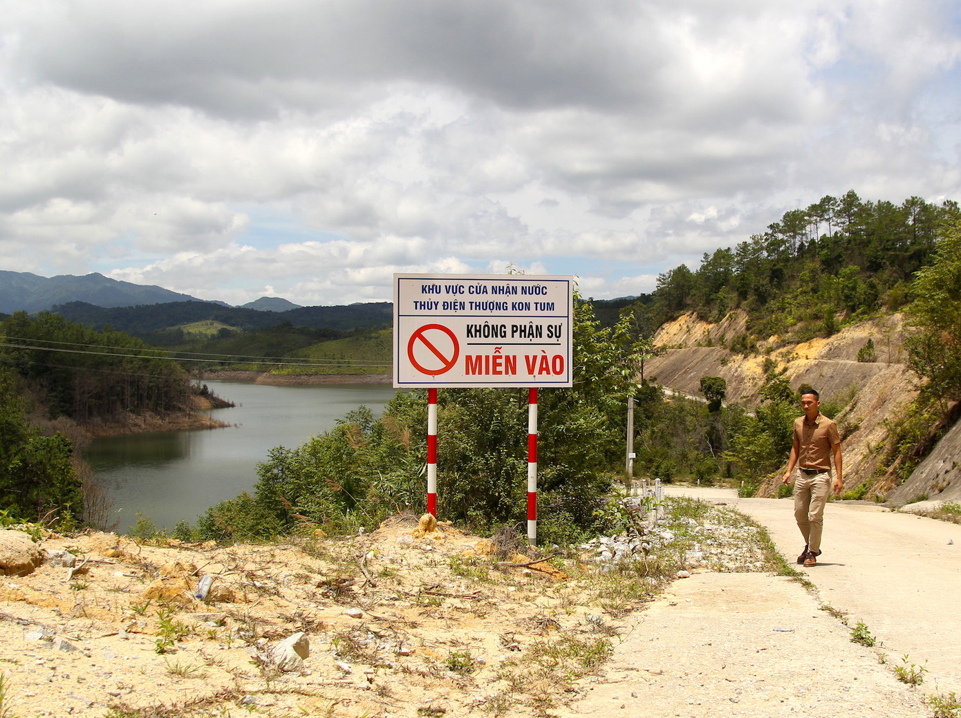 Đường vào thuỷ điện Thượng Kon Tum Đường vào thuỷ điện Thượng Kon Tum