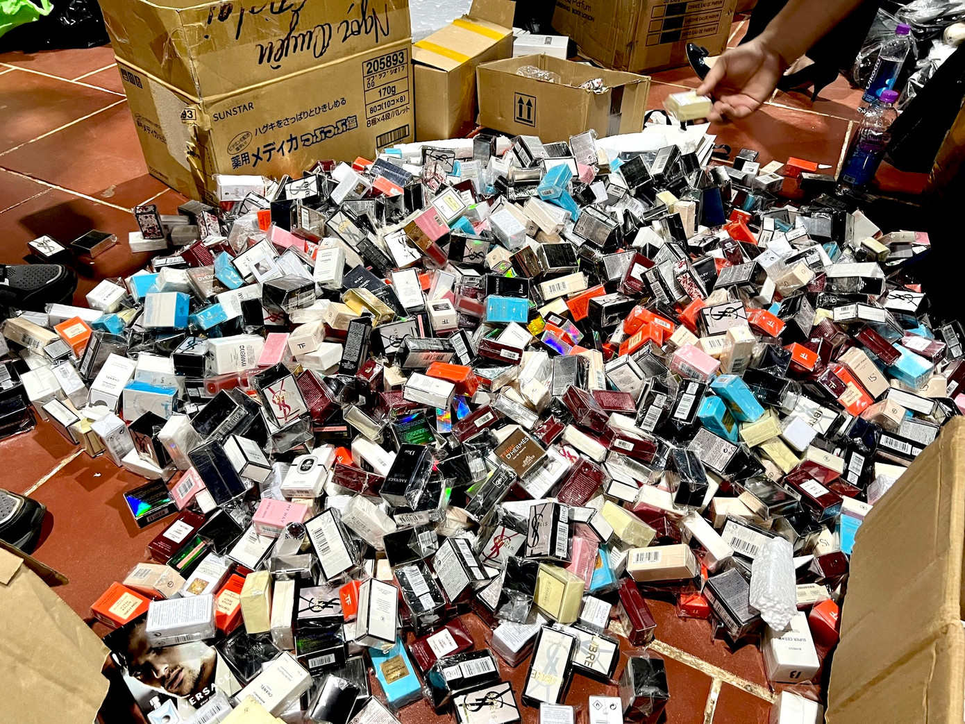 Trang facebook cá nhân dưới tên “Ngọc Quyên Gia Lai” bán nhiều sản phẩm hàng hiệu giá rẻ. Ảnh: Tổng cục Quản lý Thị trường