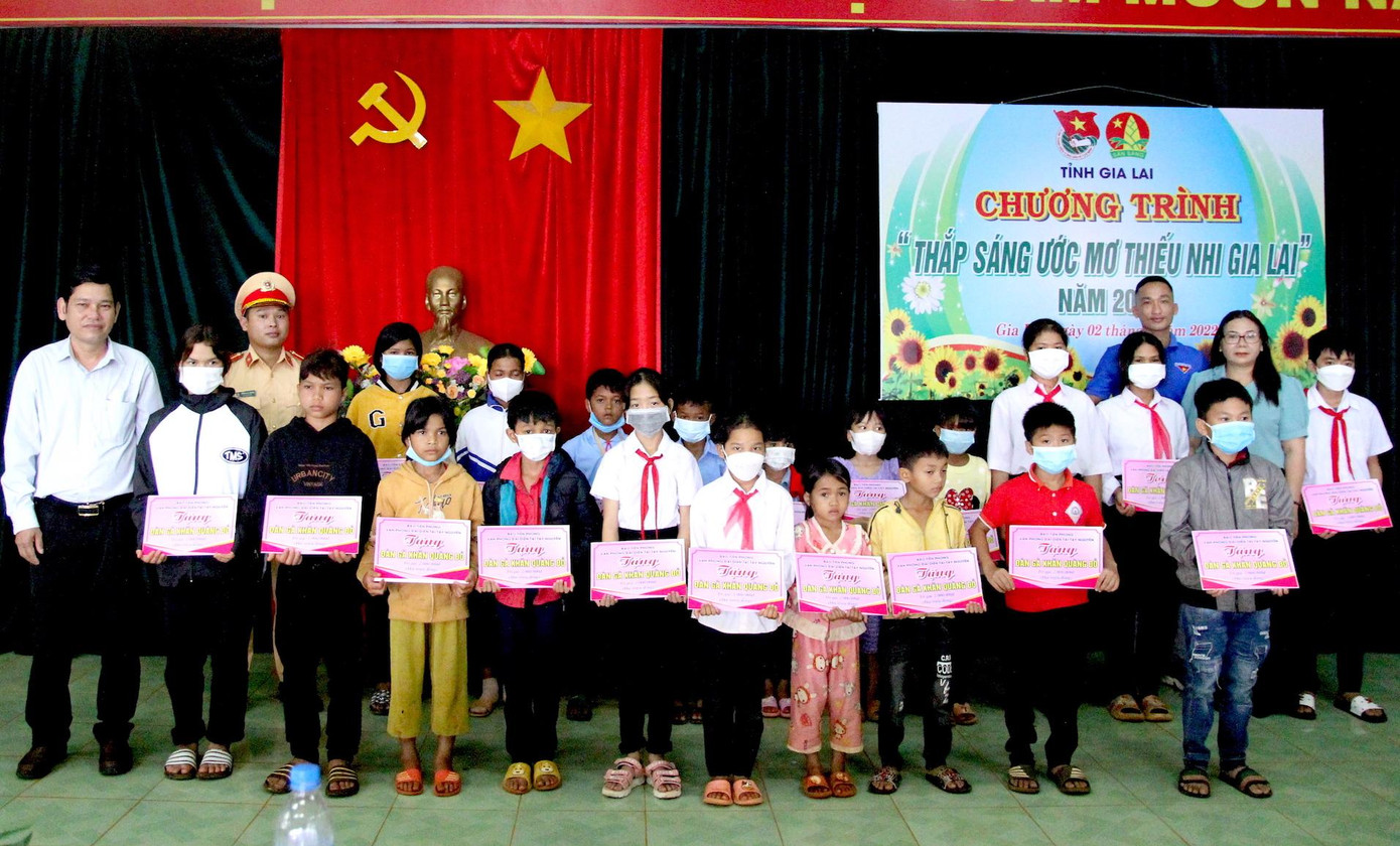 Sau Lễ ra quân, đại diện cán bộ Phòng Cảnh sát Giao thông Công an tỉnh Gia Lai đã đến trao tặng 6 đàn gà (mỗi đàn 2 triệu đồng) cho các em học sinh hoàn cảnh khó khăn ở 2 huyện Đức Cơ và Chư Pưh (đều thuộc Gia Lai). Sau Lễ ra quân, đại diện cán bộ Phòng Cảnh sát Giao thông Công an tỉnh Gia Lai đã đến trao tặng 6 đàn gà (mỗi đàn 2 triệu đồng) cho các em học sinh hoàn cảnh khó khăn ở 2 huyện Đức Cơ và Chư Pưh (đều thuộc Gia Lai).