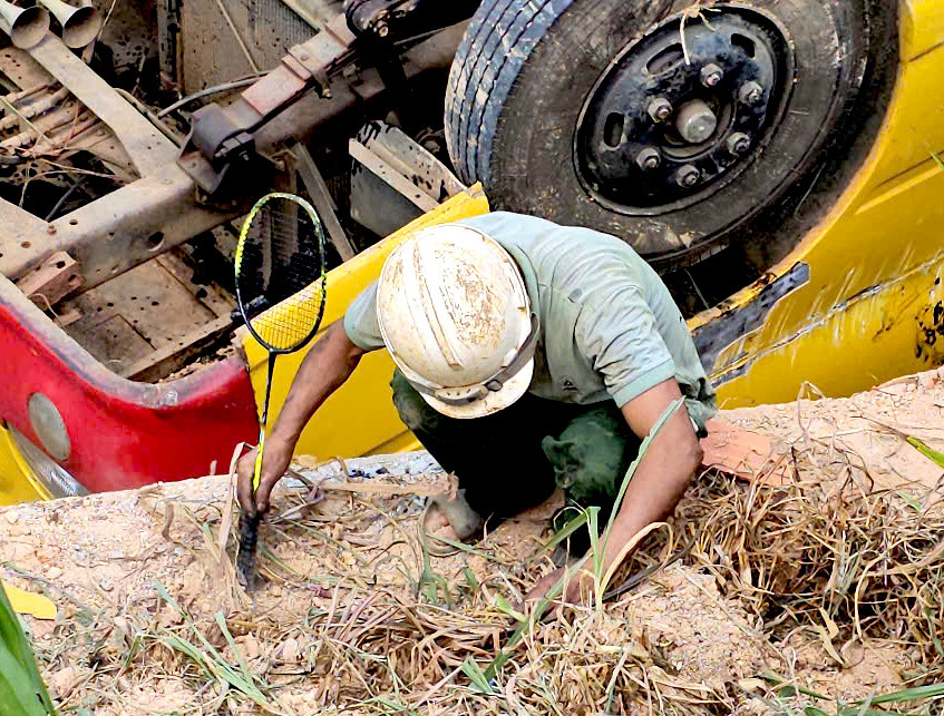 Người thân, lực lượng chức năng tới hiện trường tìm ngón tay cho em P.N.Q Người thân, lực lượng chức năng tới hiện trường tìm ngón tay cho em P.N.Q
