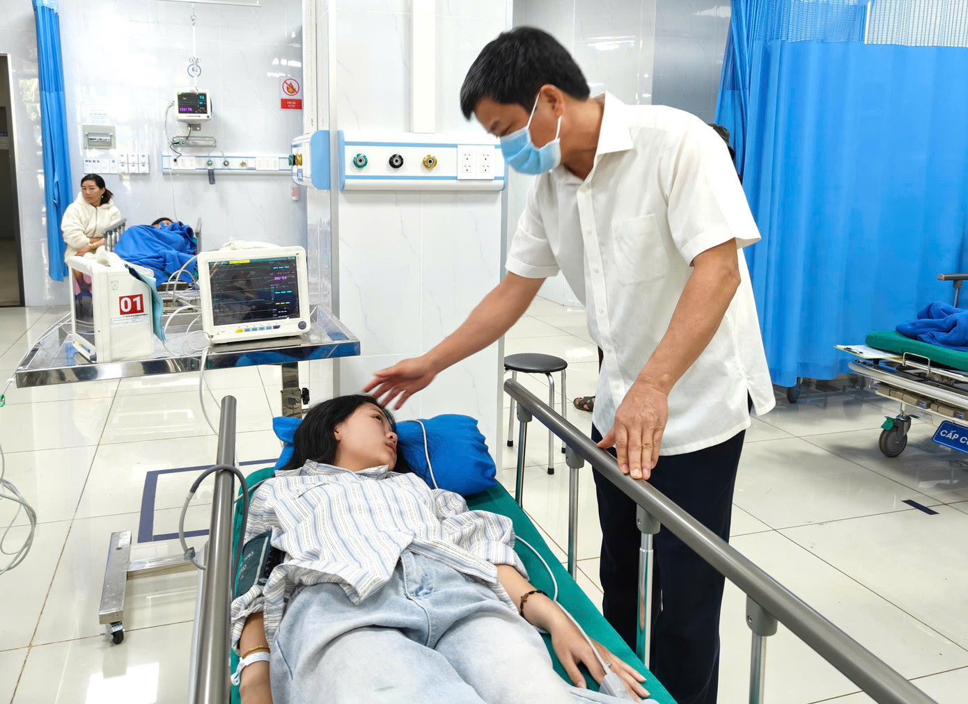 Phó Chủ tịch UBND tỉnh Gia Lai Nguyễn Hữu Quế thăm hỏi sức khoẻ của 13 học sinh và tài xế tại Bệnh viện Hùng Vương Gia Lai Phó Chủ tịch UBND tỉnh Gia Lai Nguyễn Hữu Quế thăm hỏi sức khoẻ của 13 học sinh và tài xế tại Bệnh viện Hùng Vương Gia Lai