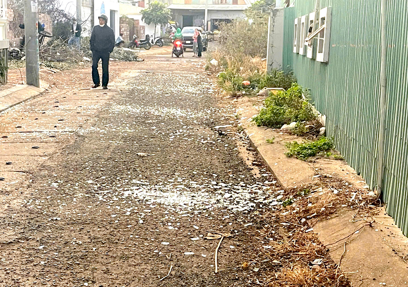 Các cửa kính của một chi nhánh ngân hàng cạnh đó bị vỡ hầu như hoàn toàn Các cửa kính của một chi nhánh ngân hàng cạnh đó bị vỡ hầu như hoàn toàn