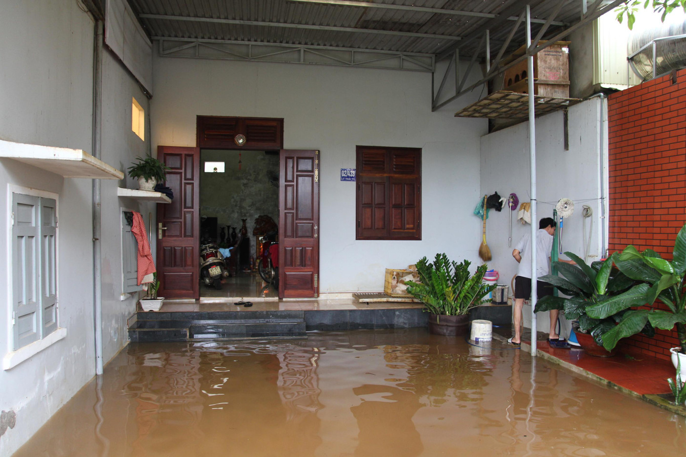 Ngày 17/10, theo ghi nhận của phóng viên, mưa lớn nhiều giờ, liên tục mấy ngày qua đã khiến nhà của gần 20 hộ dân ở hẻm 435 đường Lý Thái Tổ (TP Pleiku, Gia Lai) bị ngập lụt, bàn ghế, tủ lạnh... hư hỏng.