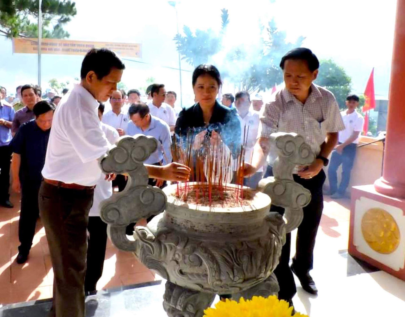 Lãnh đạo tỉnh Kon Tum cùng lãnh đạo huyện Sa Thầy dâng hương trước khi trồng cây xanh trên đồi Sạc Ly và đồi Delta