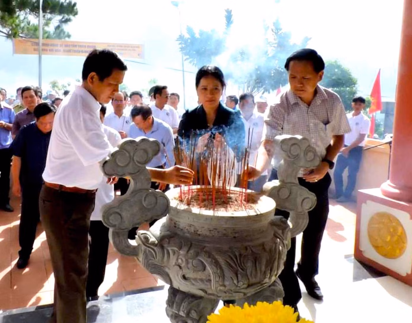 Lãnh đạo tỉnh Kon Tum cùng lãnh đạo huyện Sa Thầy dâng hương trước khi trồng cây xanh trên đồi Sạc Ly và đồi Delta