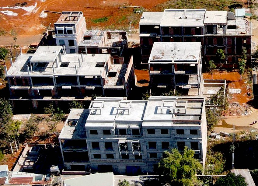 Dự án ồ ạt xây dựng phần khung rồi để đó nhiều năm.