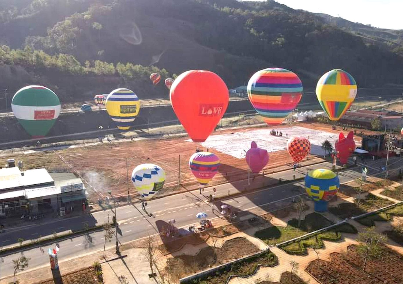Huyện vùng sâu Tu Mơ Rông bỗng trở nên náo nhiệt, sặc sỡ hơn với những quả khinh khí cầu khổng lồ.