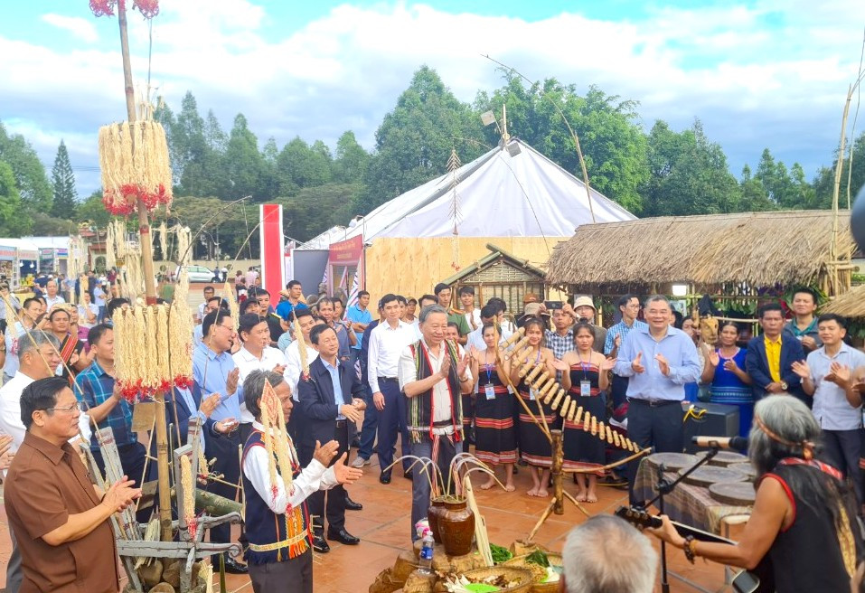 Chiều cùng ngày, Đại tướng Tô Lâm cùng đoàn công tác giao lưu với các nghệ nhân tại Ngày hội