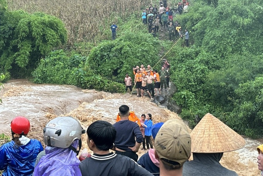 Lực lượng chức năng chăng dây để cứu các em nhỏ mắc kẹt. Lực lượng chức năng chăng dây để cứu các em nhỏ mắc kẹt.