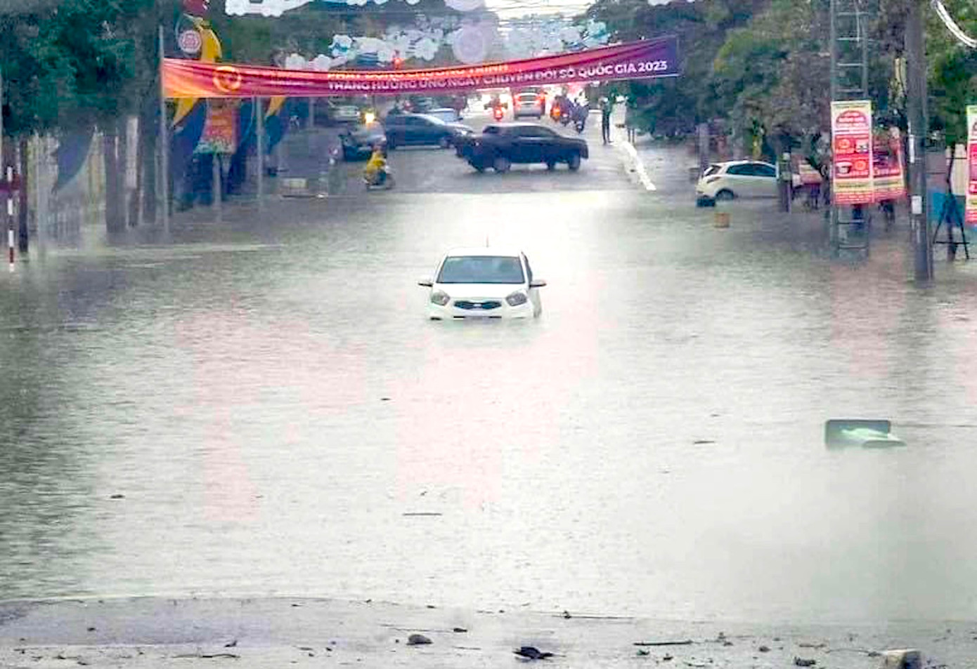 Một số điểm trũng trên các tuyến đường chính ở TP.Kon Tum như những ao nước. Người dân cho biết, mực nước lên nhanh nhưng rút cũng rất nhanh sau khi mưa ngớt.
