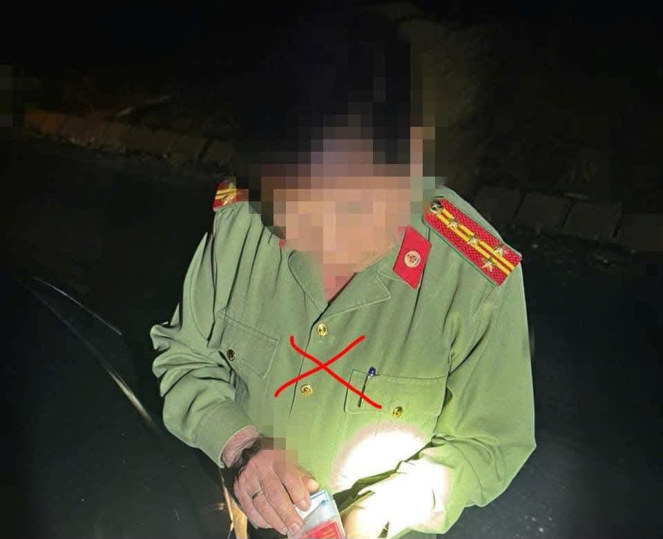 Ông D.T thời điểm bị phát hiện, kiểm tra. Ảnh: Long Hân