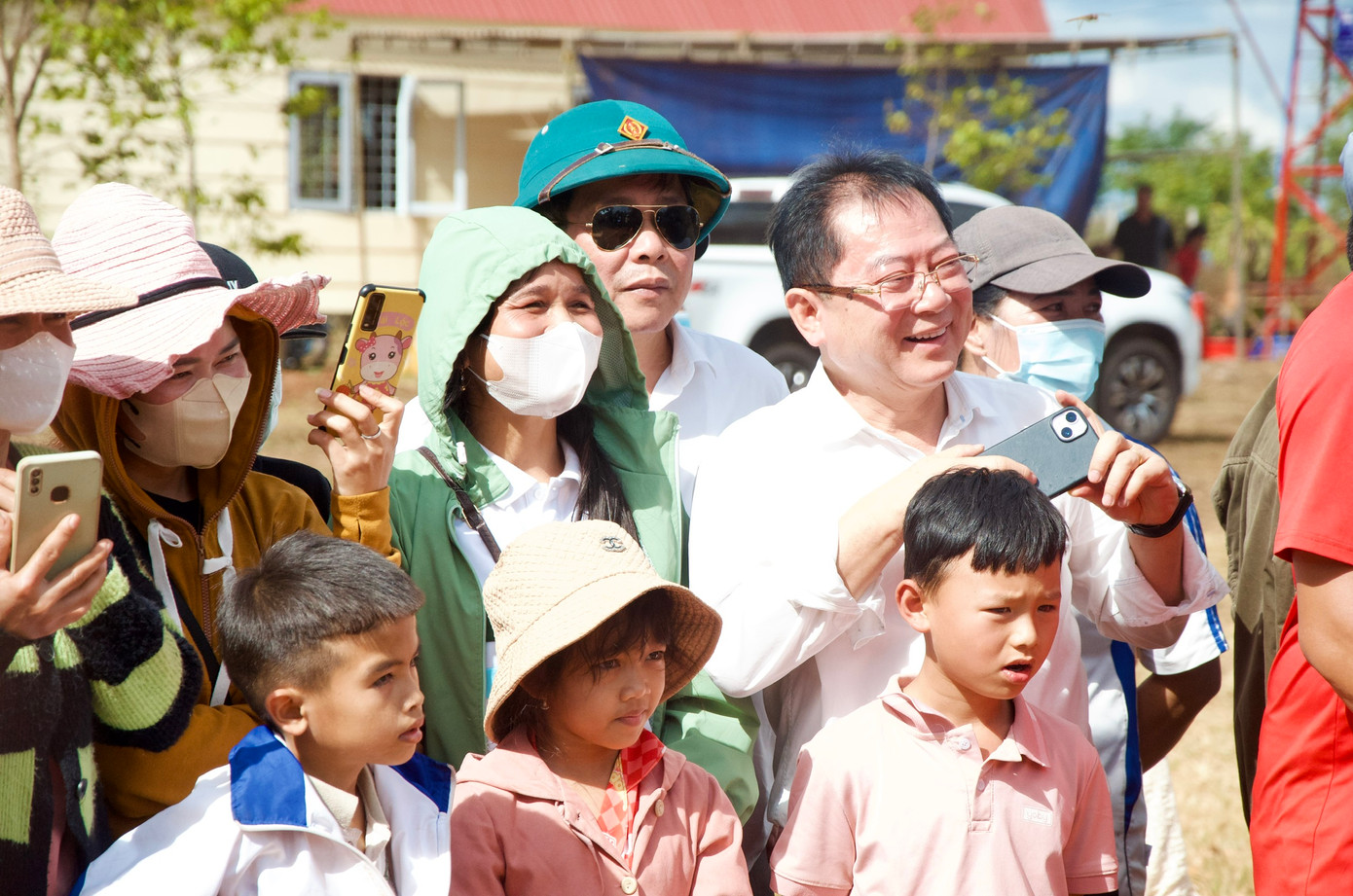 Tiếp đó, các thanh niên trong buôn, xã tranh tài kịch tính với các trò chơi dân gian như kéo co, đẩy gậy, nhảy bao bố, đi cà kheo. Đông đảo người dân dõi theo, cổ vũ.