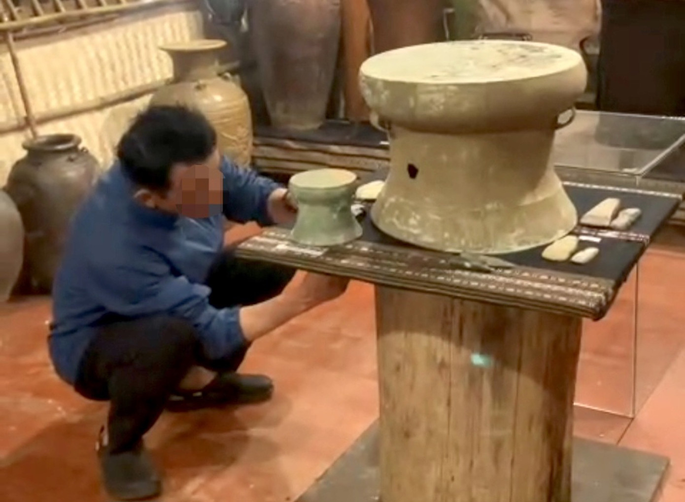 Ông P. thời điểm đem trả lại hiện vật trống đồng Đông Sơn