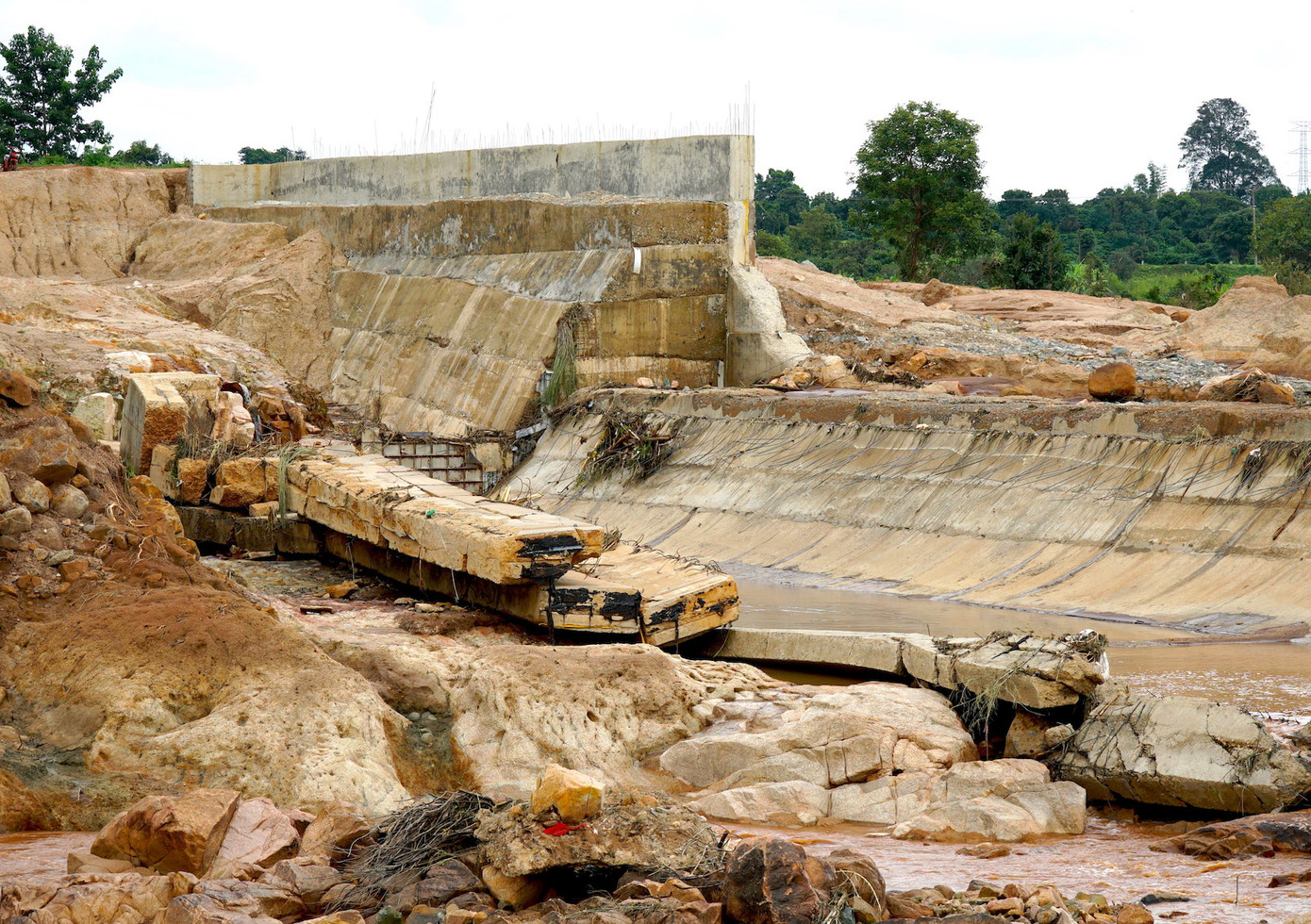 Công trình thủy điện Ia Glae 2 bị vỡ phần đập dẫn nước