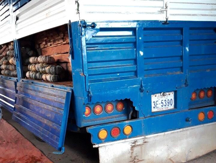 Gỗ lậu được "bọc" bởi lớp bí ngô xếp bên ngoài, ảnh Đức Đồng