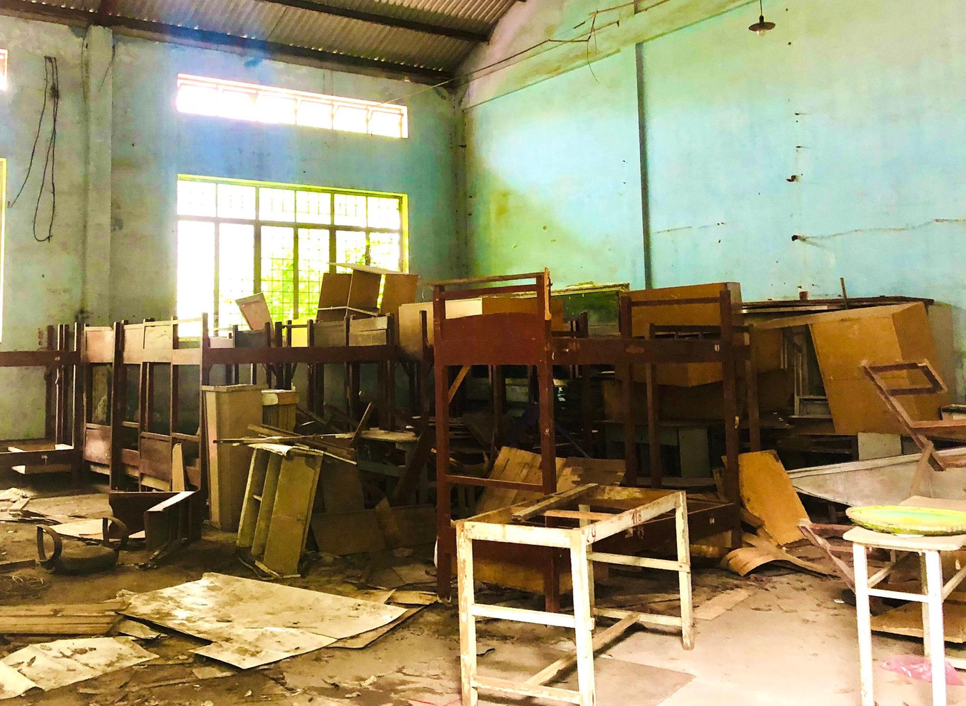 Bàn ghế chất đống, hư hỏng