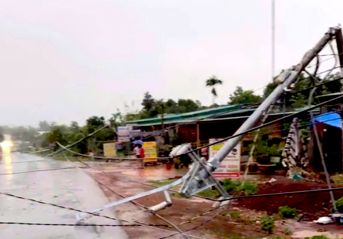 Hàng loạt trụ điện bị gãy không chỉ mất điện, mà còn gây nguy hiểm cho người dân. Hàng loạt trụ điện bị gãy không chỉ mất điện, mà còn gây nguy hiểm cho người dân.