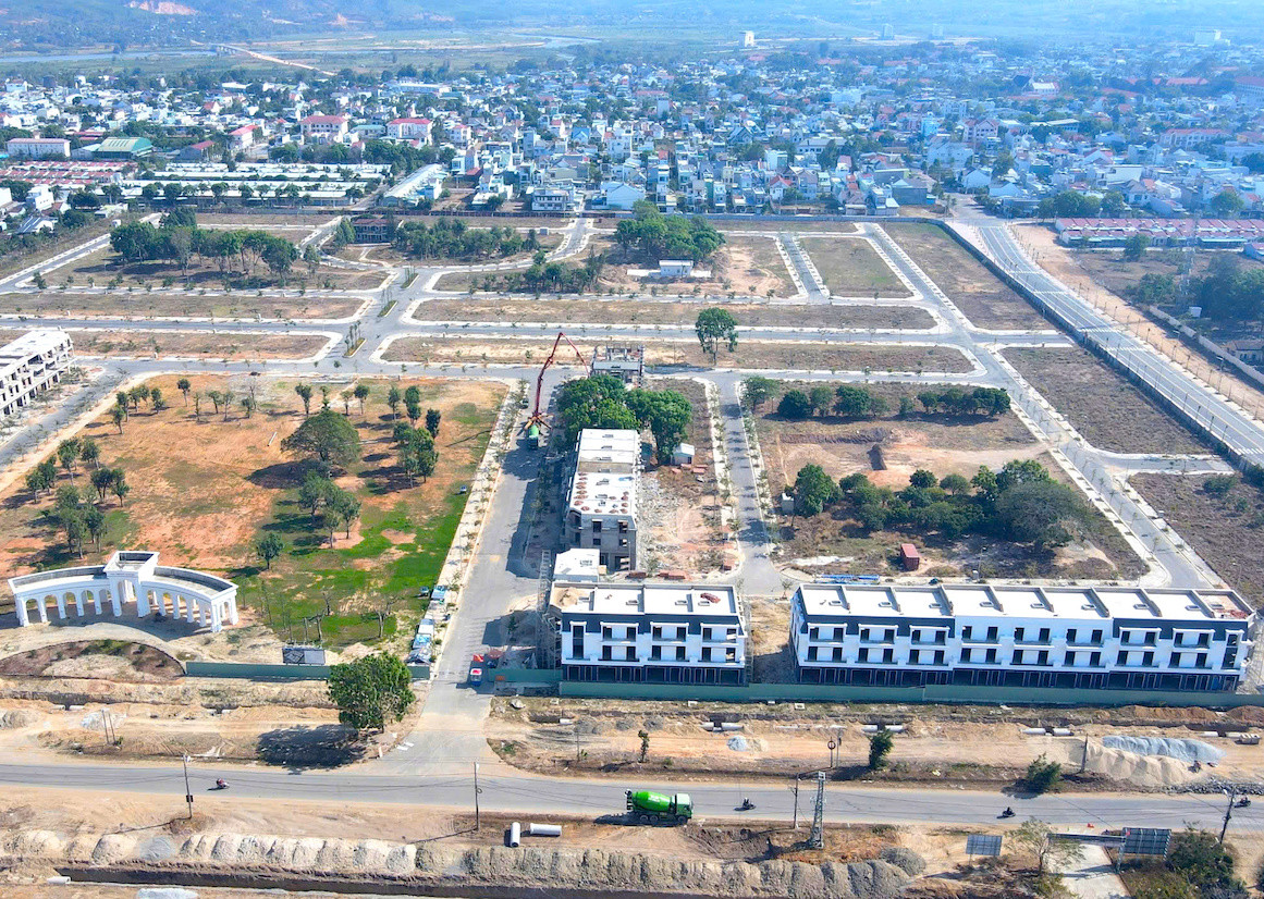 Sau hơn 3 năm khởi công, dự án chỉ xây dựng được vài hạng mục. Sau hơn 3 năm khởi công, dự án chỉ xây dựng được vài hạng mục.