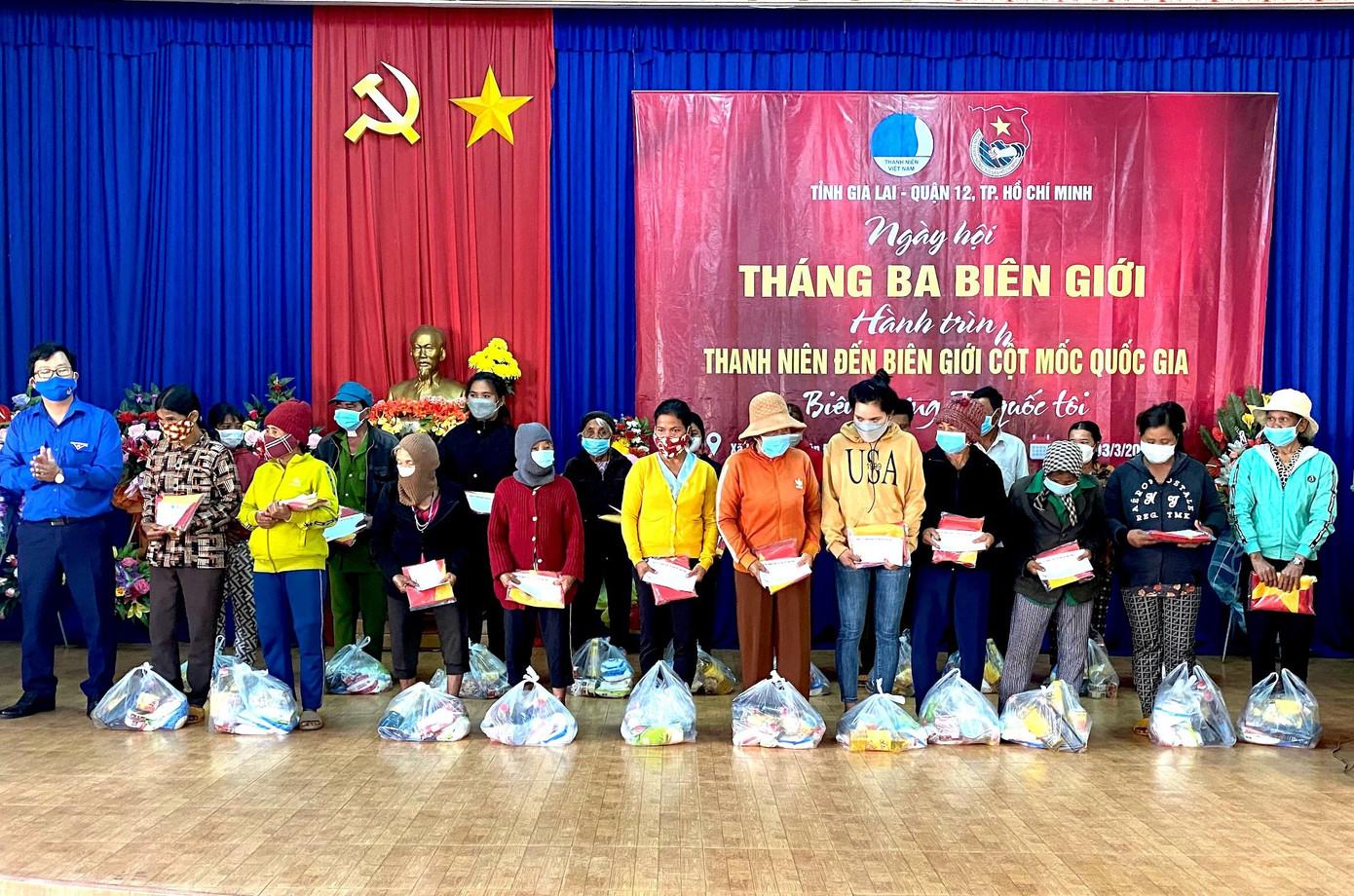 Đoàn thanh niên Quận 12 trao 100 suất quà (400 nghìn đồng/suất) và cờ Tổ quốc cho người dân, các em thiếu nhi hoàn cảnh khó khăn do ảnh hưởng bởi dịch bệnh COVID-19 ở xã Ia Dom