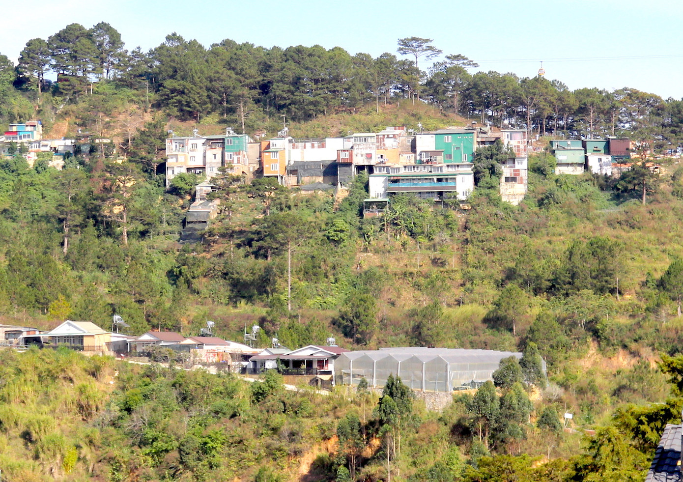 Những ngôi nhà mọc vắt vẻo đầy nguy hiểm