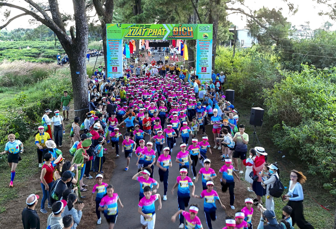 Các vận động viên nhí xuất phát. Ảnh: Bi Ly