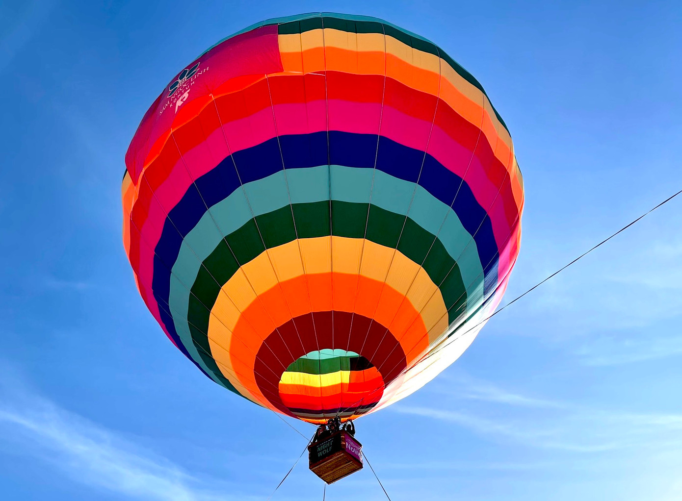 Huyện vùng sâu Tu Mơ Rông bỗng trở nên náo nhiệt, sặc sỡ hơn với những quả khinh khí cầu khổng lồ.