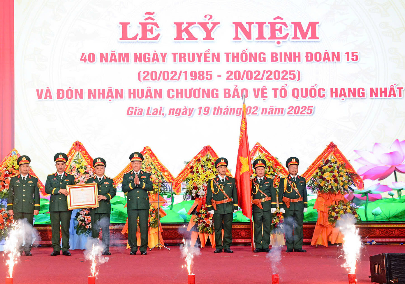 Thượng tướng Vũ Hải Sản trao Huân chương Bảo vệ Tổ quốc hạng Nhất tặng Binh đoàn 15 Thượng tướng Vũ Hải Sản trao Huân chương Bảo vệ Tổ quốc hạng Nhất tặng Binh đoàn 15