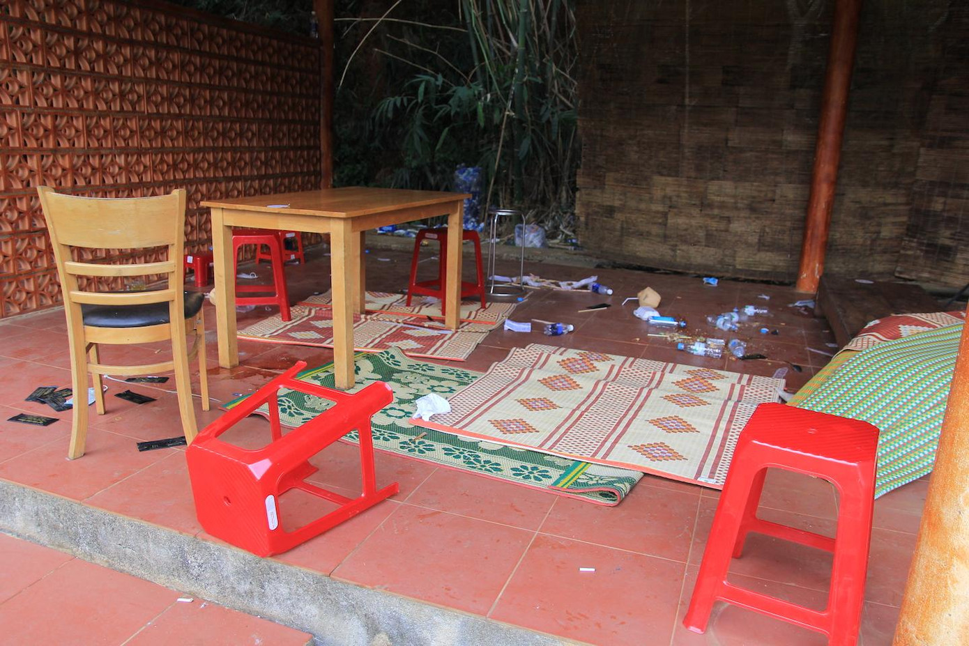 Sau khi Bộ Công an triệt phá sòng bạc này vào chiều 9/5, hiện trường còn lại ngổn ngang bàn ghế, chiếu phục vụ cho các con bạc